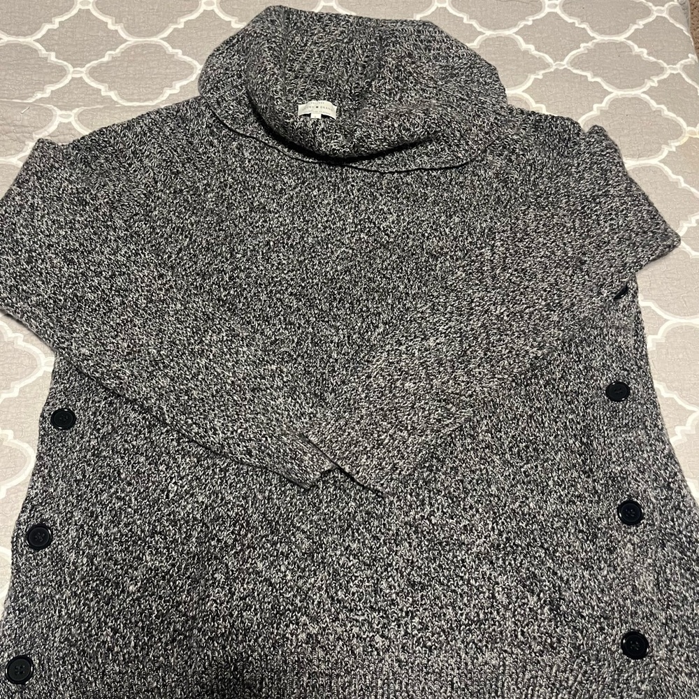 Cozy women’s Lucky Brand sweater.